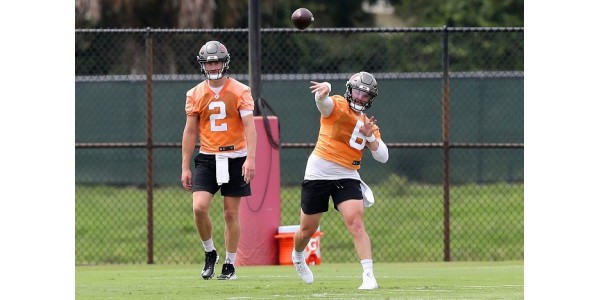 Tampa Bay Buccaneersin pelaajat käyttävät uudella kaudella oransseja pelipaitoja